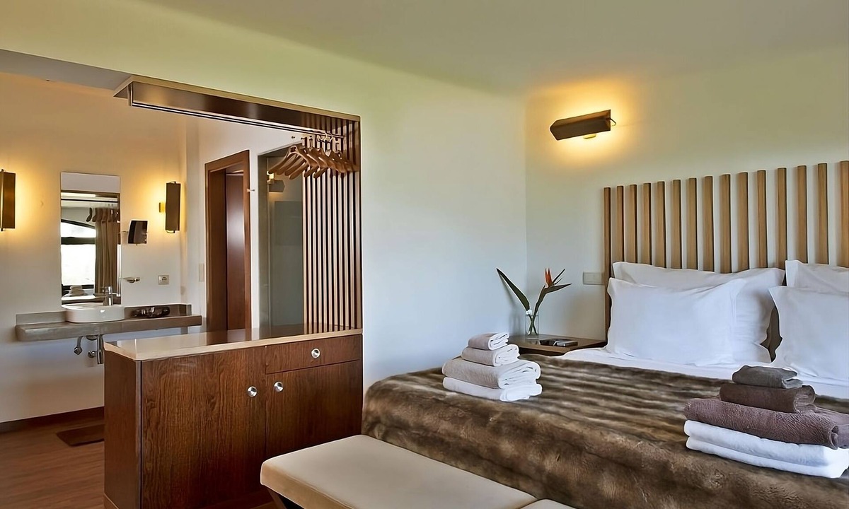 Albufeira Hotel | 10-Minute Walk from São Rafael Beach! Free Parking, Outdoor Swimming Pools!