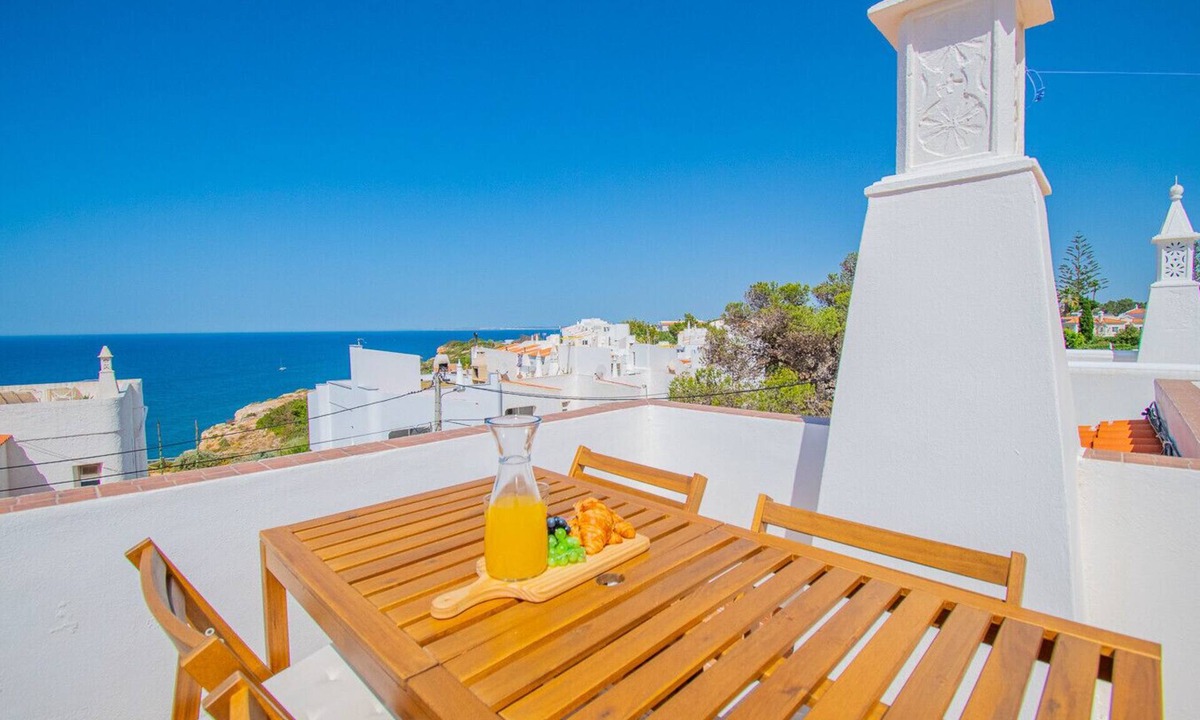 Vale de Centianes Apartment | 6 Centeanes: Clifftop apartment with sea views