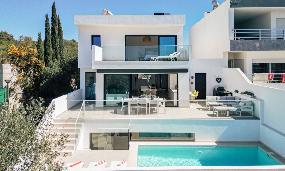 Salema Villa | A Luxury Vila located in Salema- Sleeps 6/8 - 8 mins walk to the beautiful beach