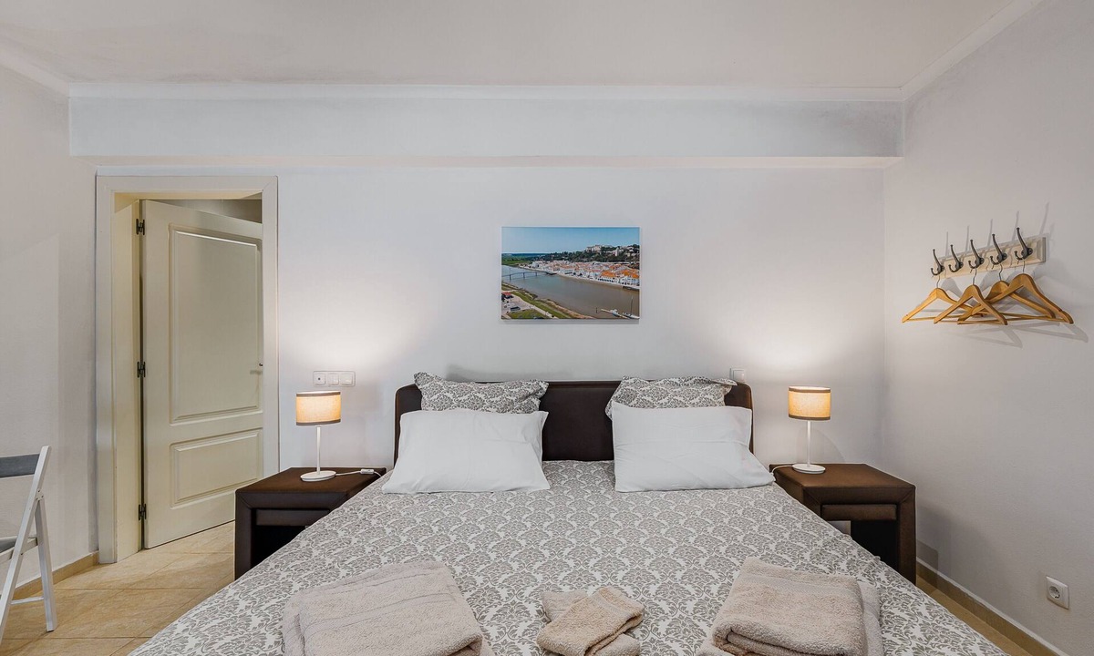 Alcacer do Sal Apartment | Apartment 'Suite' with Shared Pool, Wi-Fi and Air Conditioning