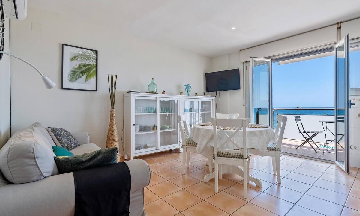 Torredembarra Apartment | Apartment with terrace and frontal sea views