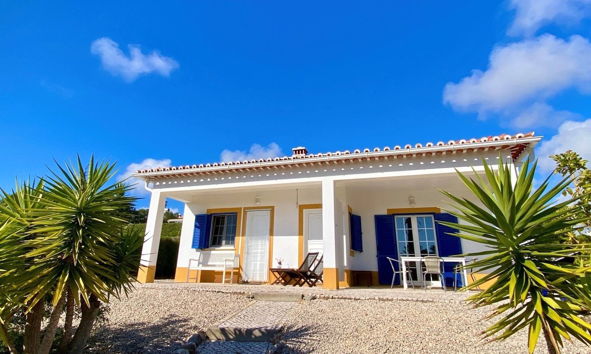 Aljezur House | Arrive & feel comfortable in our bright summer house.