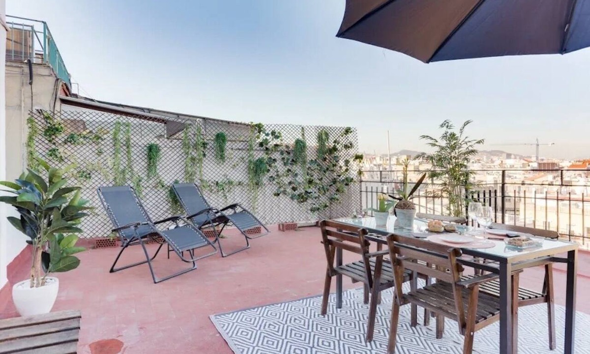 La Nova Esquerra de l'Eixample House | Barcelona City Building! Several units perfect for big groups!