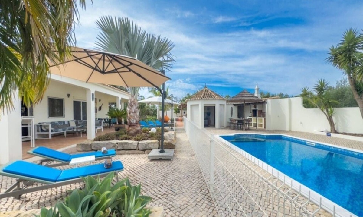 Olhao Villa | Beautiful 8 person luxury villa with a large private swimming pool