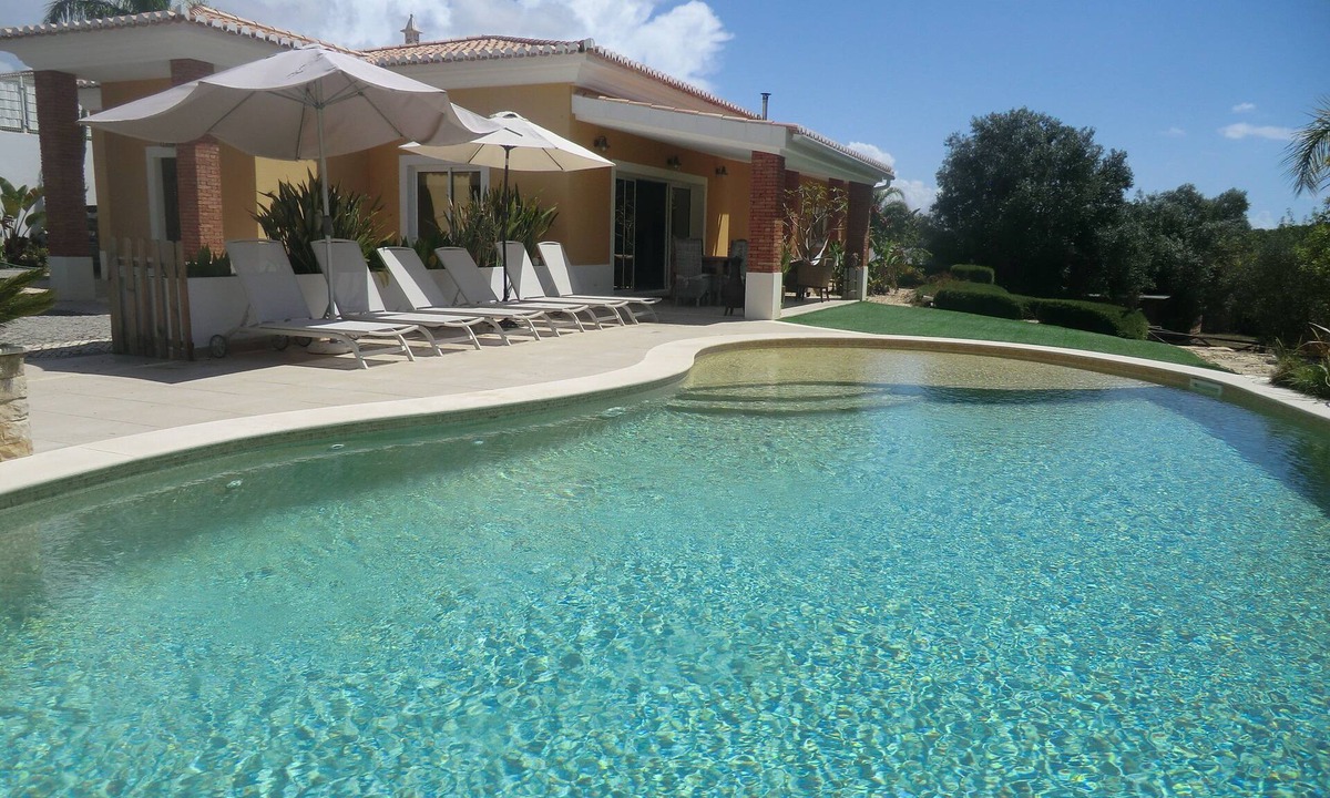 Albardeira Villa | Beautiful villa near Meia Praia, Lagos with solar heated pool & lots of space