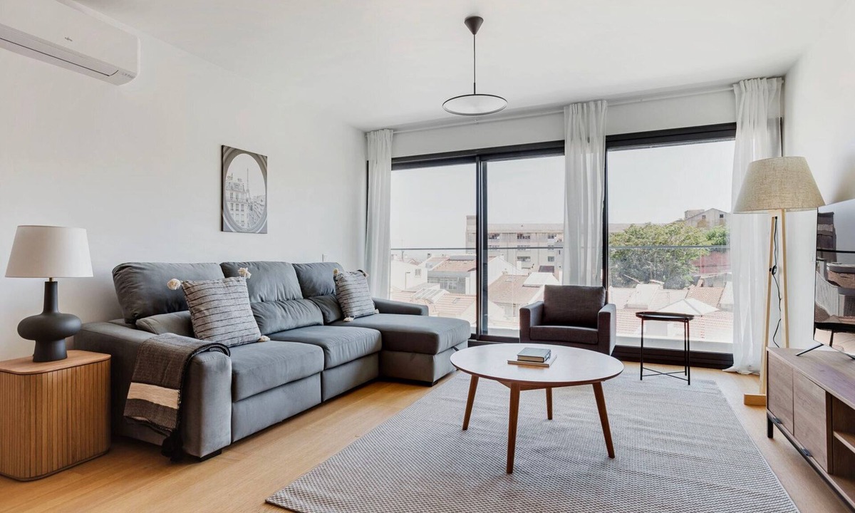 Santa Engracia Apartment | Blueground | Graça, rooftop pool, bbq & elev