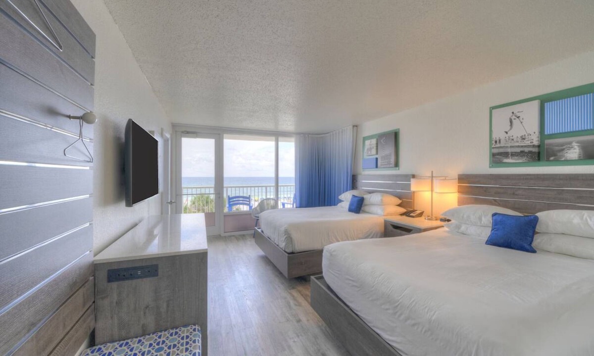Fort Walton Beach Hotel | Bright Beach Room with Swimming Pools Near Okaloosa Fun Spots | 4 Units