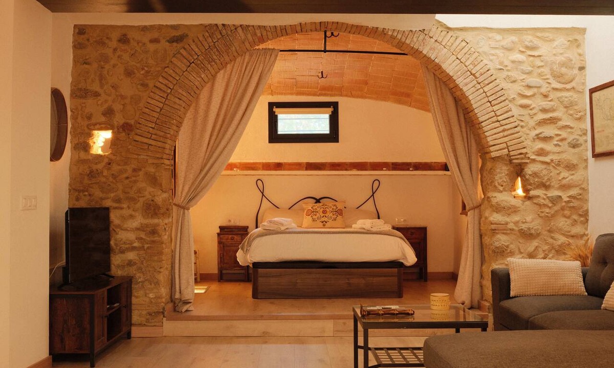 Ordis Apartment | Can Joan Loft - A romantic loft with a medieval arch on the Costa Brava