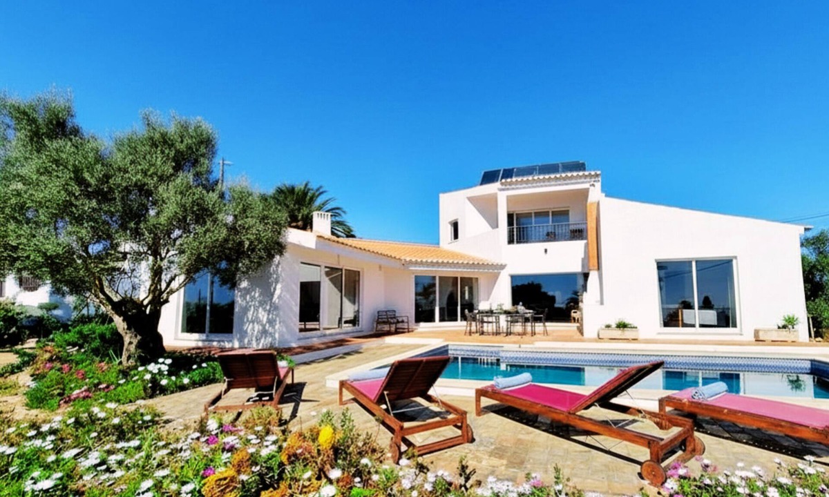 Salema Villa | Casa da Madrugada - Peaceful haven with pool and ocean view in Salema