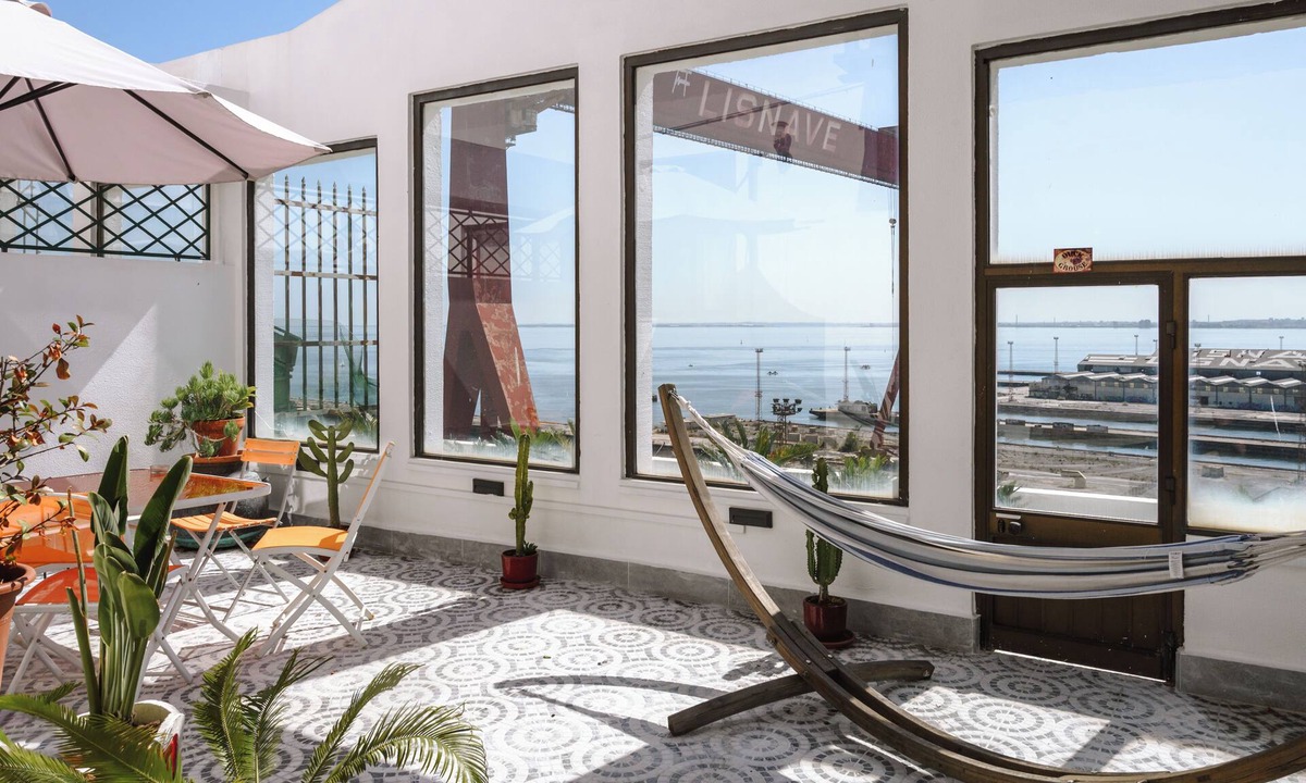 Cacilhas House | Casa Rio Wide Estuary Views Walk To Lisbon Ferry Free Parking