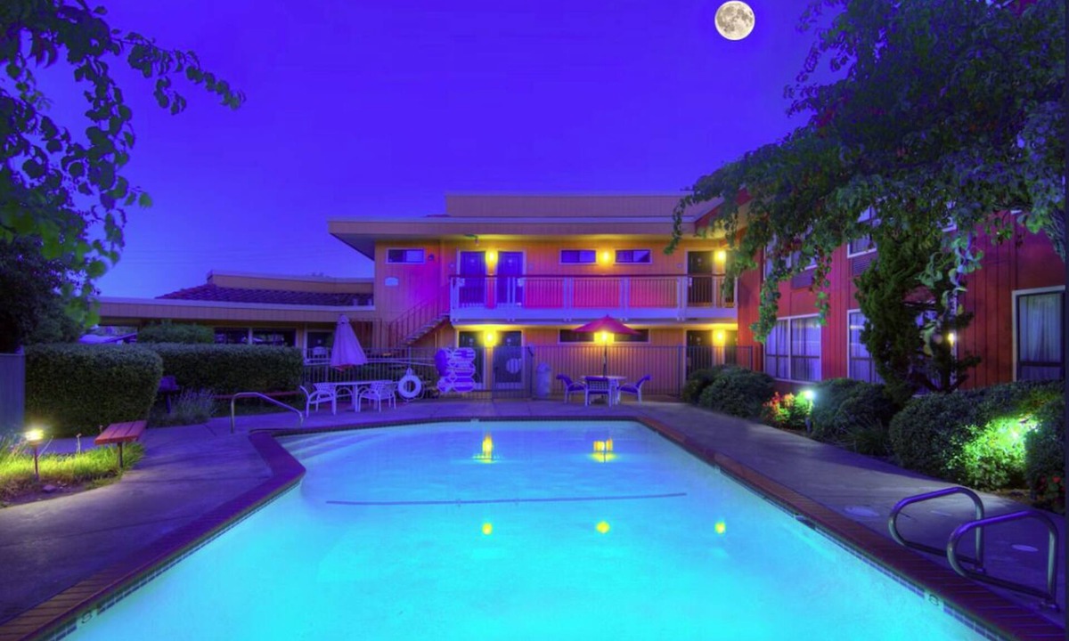 North Whisman Hotel | Celebrate Super Bowl Weekend at Days Inn by Wyndham Mountain View!