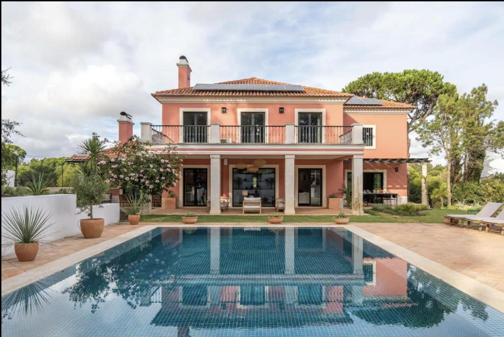 Cascais Villa | Colorful Villa with pool by OTYNA AM