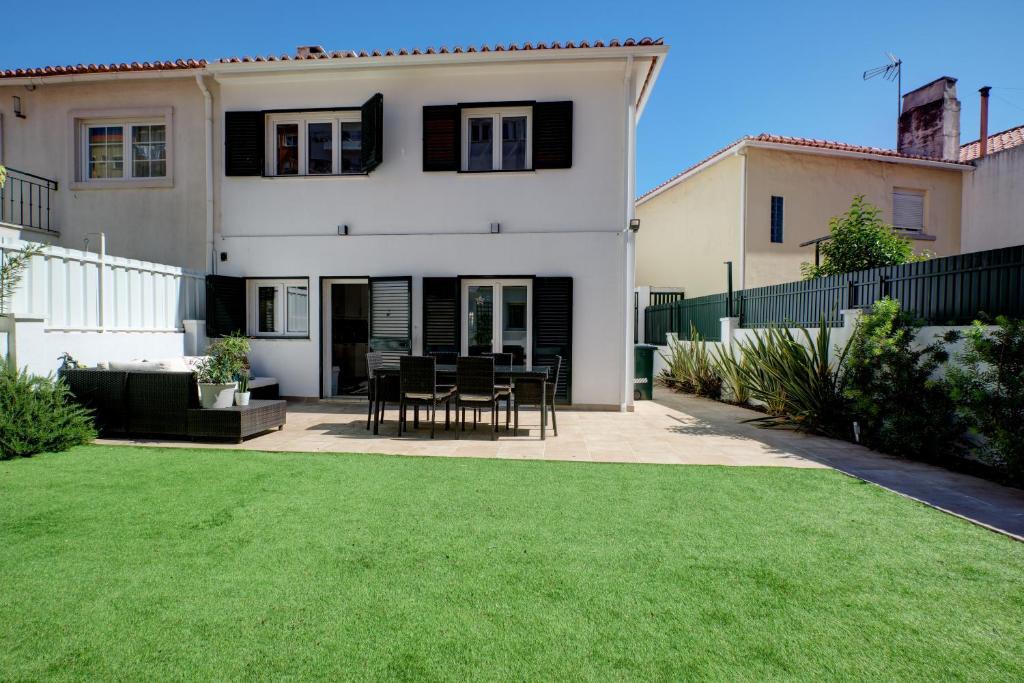 Penha de Franca House | Comfortable Town House in Quiet Area by LovelyStay