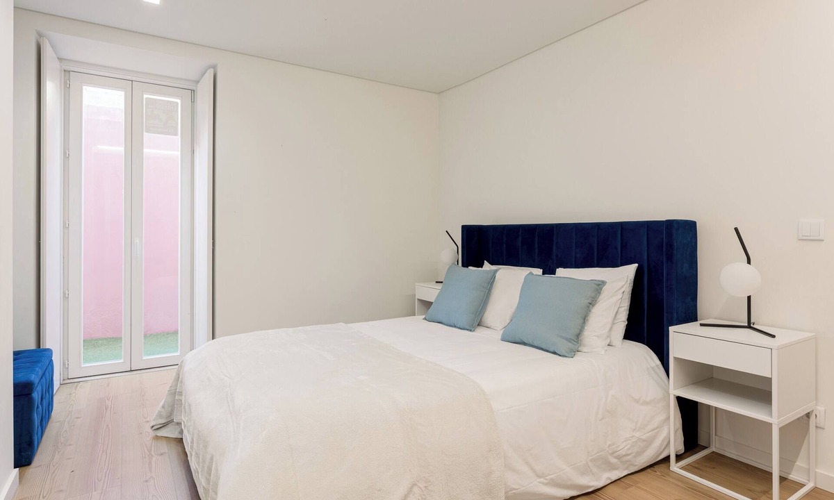 Linda-a-Velha Apartment | Contemporary Comfort in Lisbon