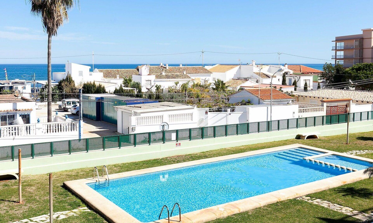 Les Deveses Apartment | Cosy apartment for 6 guests with WIFI, pool, A/C, TV and terrace
