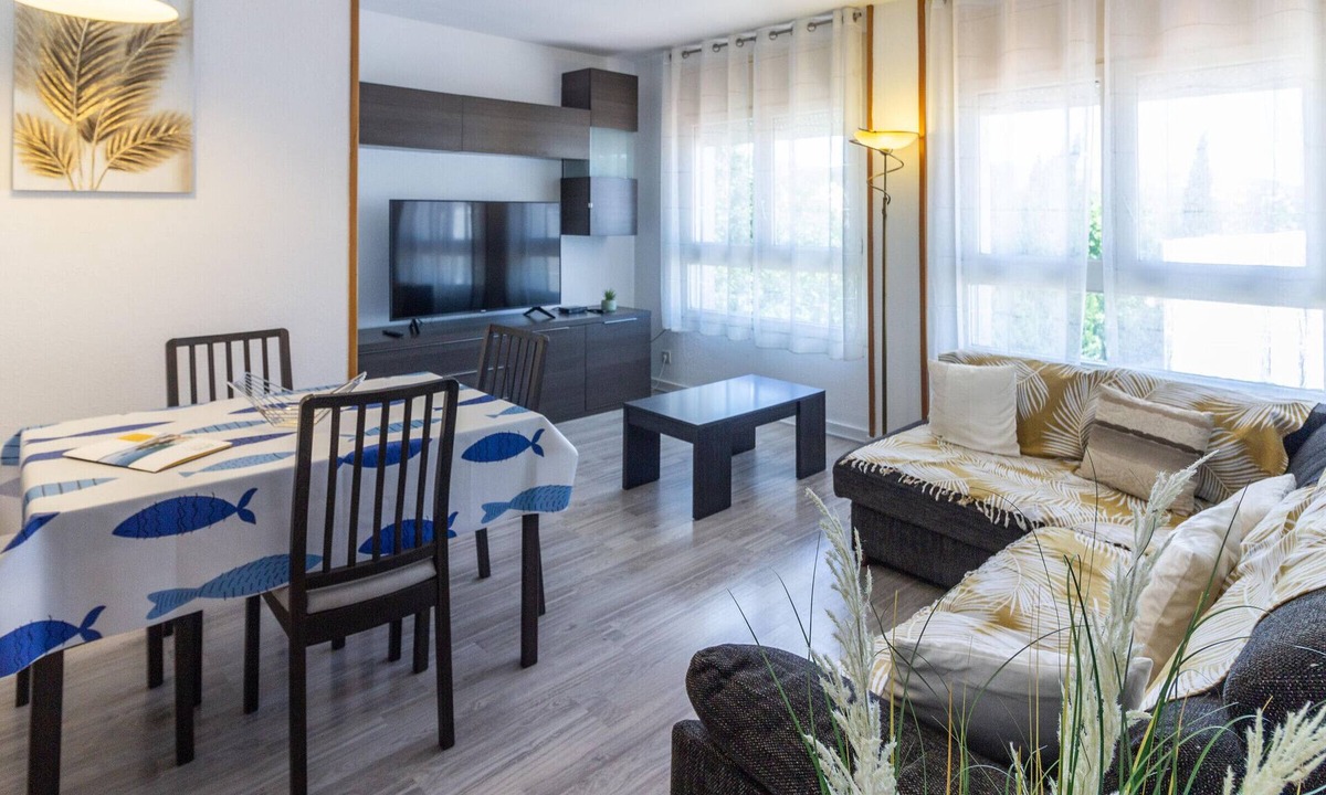 Llanca Apartment | Cosy Apartment in Town, 800m from Port Beach - A/C, Dishwasher, Near Main Square