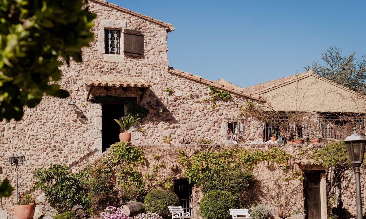 Darnius Apartment | Country House 'Mimosa Jardin' with Mountain Views, Wi-Fi, and Air Conditioning