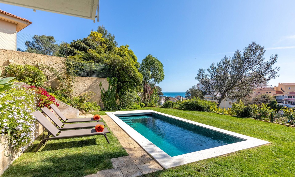 Estoril House | Estoril house, 700 m from the beach, heated pool area, recently renovated