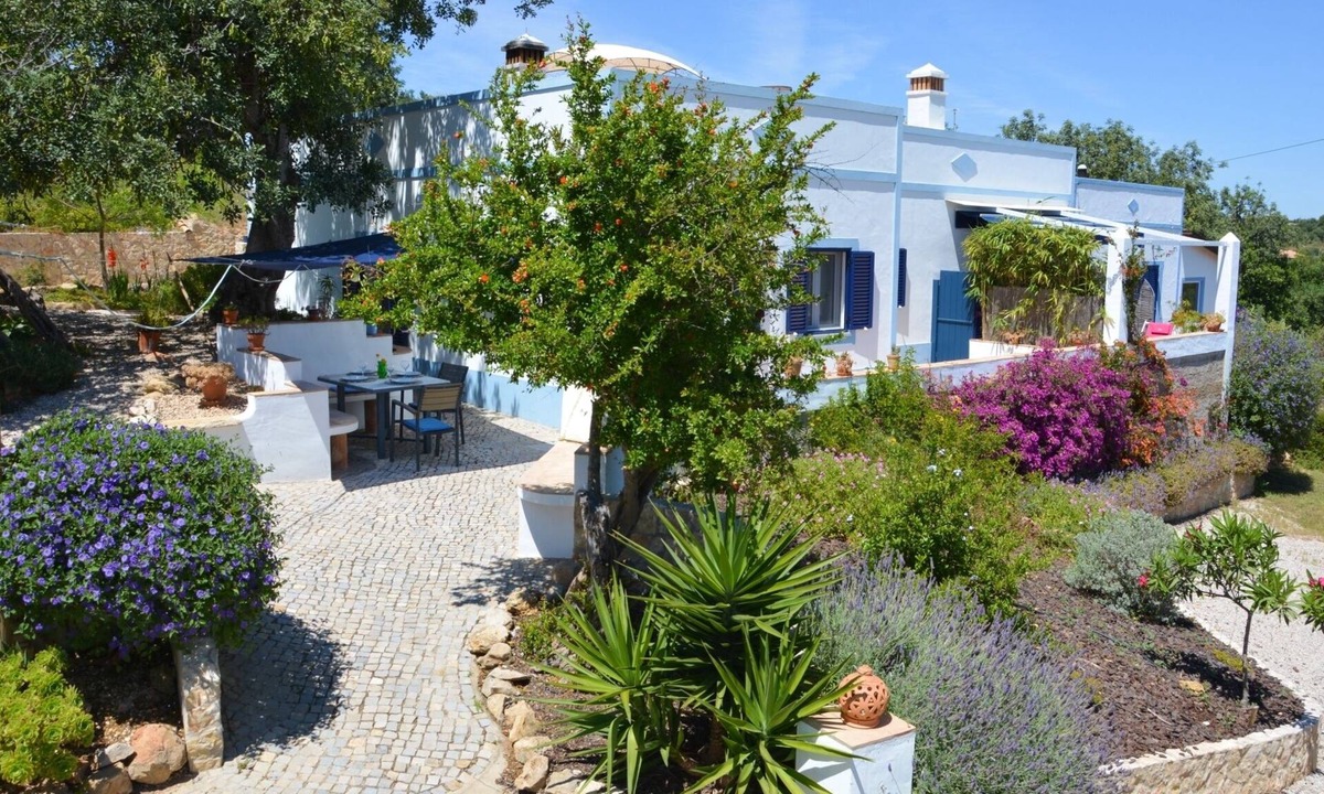 Quelfes Apartment | Exclusive apartment in a quiet location with private garden, sea view and boules