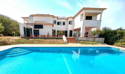 Nossa Senhora da Anunciada Villa | Family Villa with Pool & Huge Garden - Arrábida Trails & Beaches Nearby