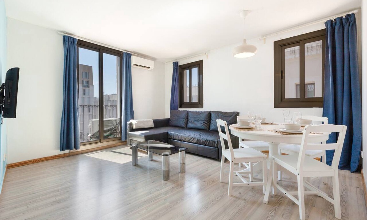 Sant Pere Apartment | Felix Apartment: Your Retreat with Terrace and Air Conditioning in the Heart of Barcelona