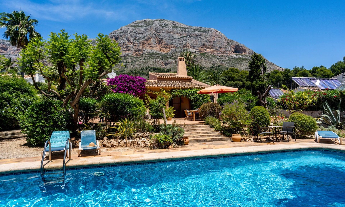Montgo de Toscamar Villa | Gorgeous Villa . 2 Bed, private pool, FREE WiFi, Air-conditioning and BBQ