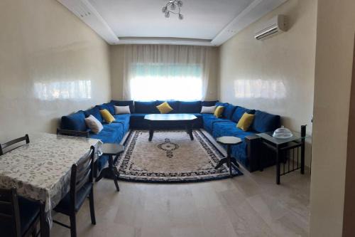 Pont Blondin Apartment | Grand appartement ensoleillé, suite parentale, 2 salons, 2 salles de bains, 2piscines, stationnement privé, à 750m de la plage Mimosa