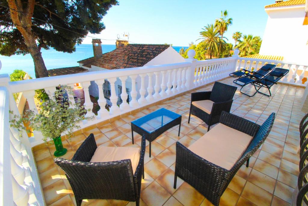 L'Albufereta Villa | Great villa, Sea views, 20 secs walk to the beach, BBQ, 9 people, 5 mins car from Alicante city center, sailing club 3 mins walk