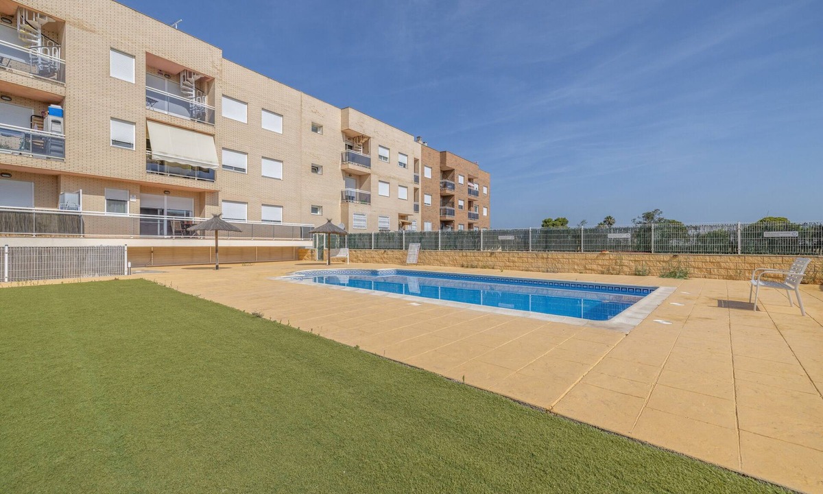 Deltebre Apartment | Ground-Floor Apartment 'Planta Baja Marita' with Shared Pool, Wi-Fi, and Air Conditioning