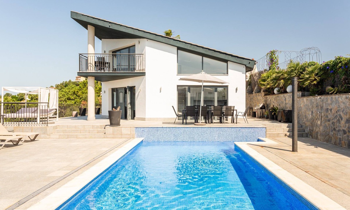 Lloret Blau House | Holiday Home 'Blau' with Sea Views, Wi-Fi, and Air Conditioning
