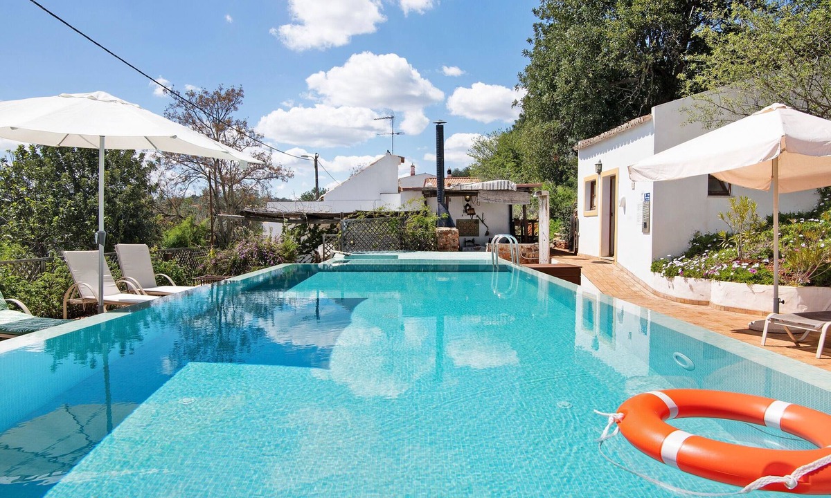 Loule House | Holiday Home "Casa da Tita - Apartamento Celeiro" with Mountain View, Pool, A/C & Wi-Fi