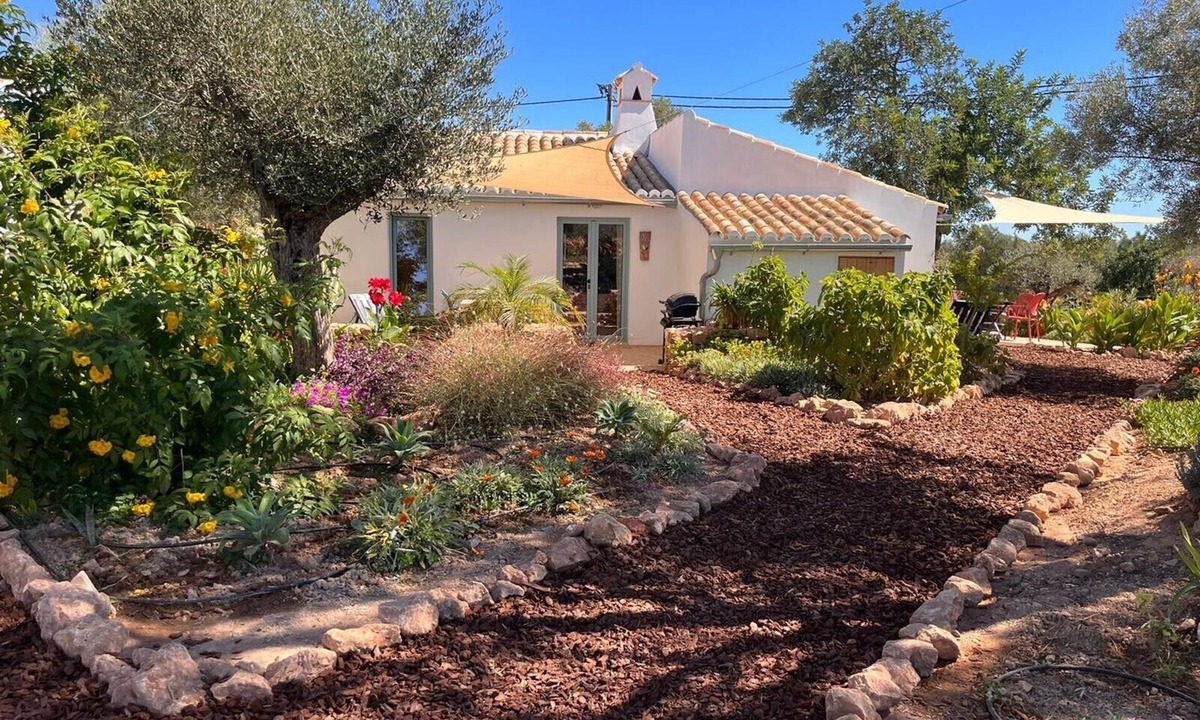 Moncarapacho e Fuseta House | Holiday Home 'Casa Frango' with Mountain View, Shared Pool, Garden & Wi-Fi