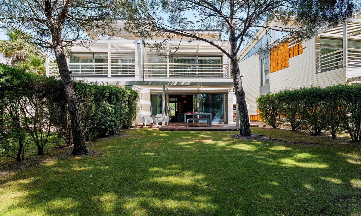 Carvalhal House | Holiday Home 'Casa Tróia' with Private Garden, Wi-Fi and Air Conditioning