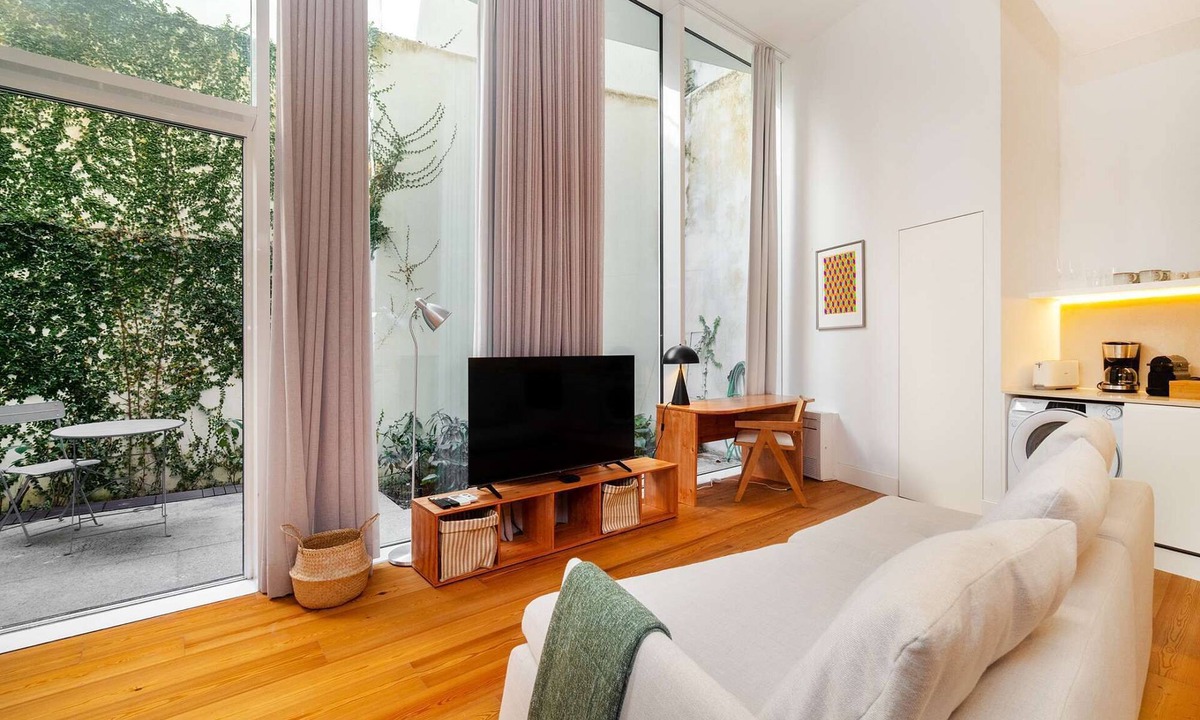 Penha de Franca Apartment | Lisbon's Elite: A Stylish & Modern Studio w/Patio