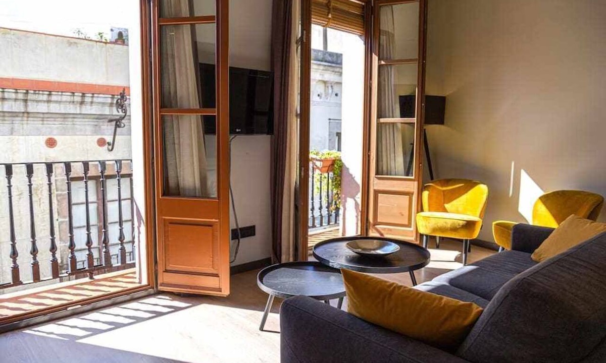 Gothic Quarter Apartment | Luxury 2 bedroom 2 bathroom apartment with balcony