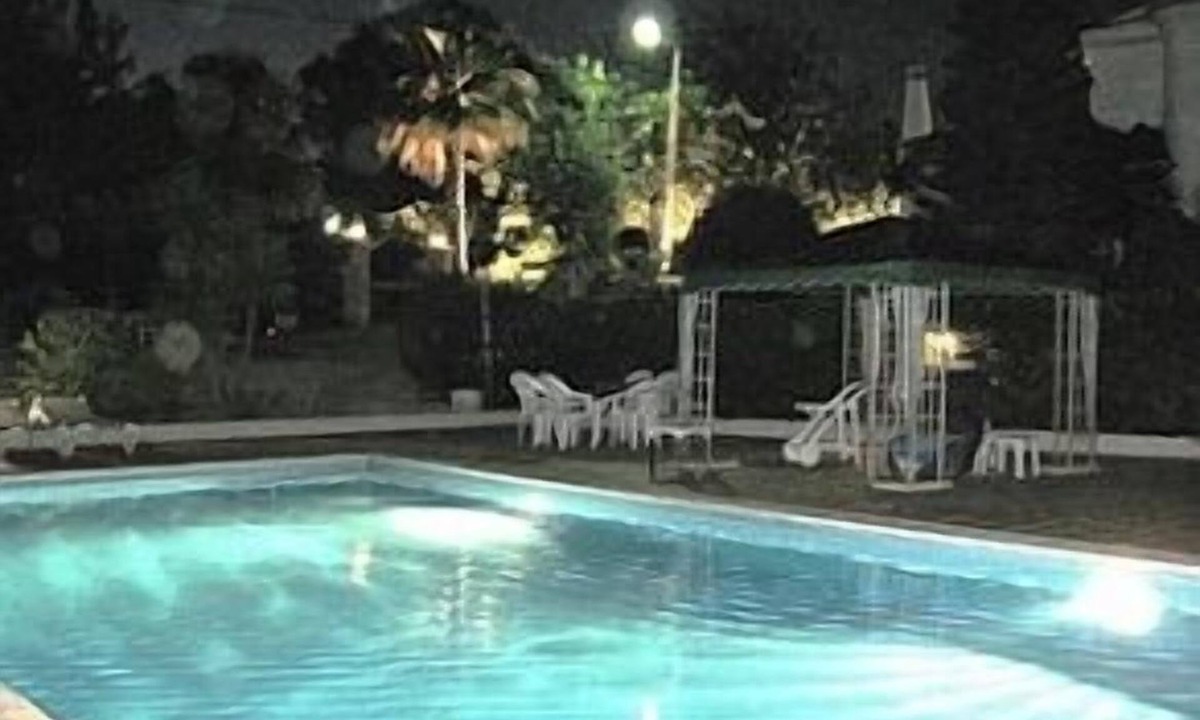 Quelfes Villa | Luxury Villa, Large Pool and Garden, Covered Eating Area, BBQ, Wi-