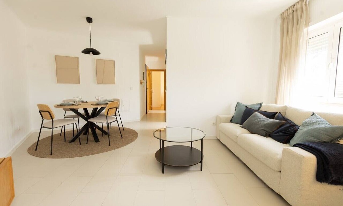 Mina Apartment | Modern Haven in Amadora