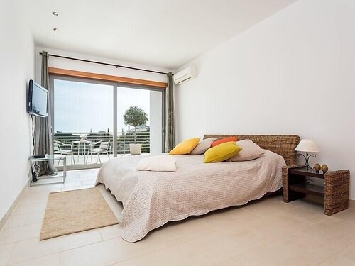 Alporchinhos Villa | Monte do Olival | 5 bedroom Villa | Porches