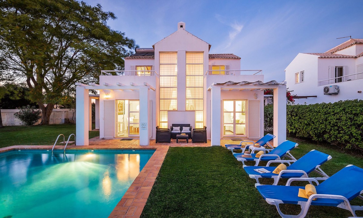 Gale Villa | NEW for 2026 Renovated Galé Beach Villa Pool Walk to the beach