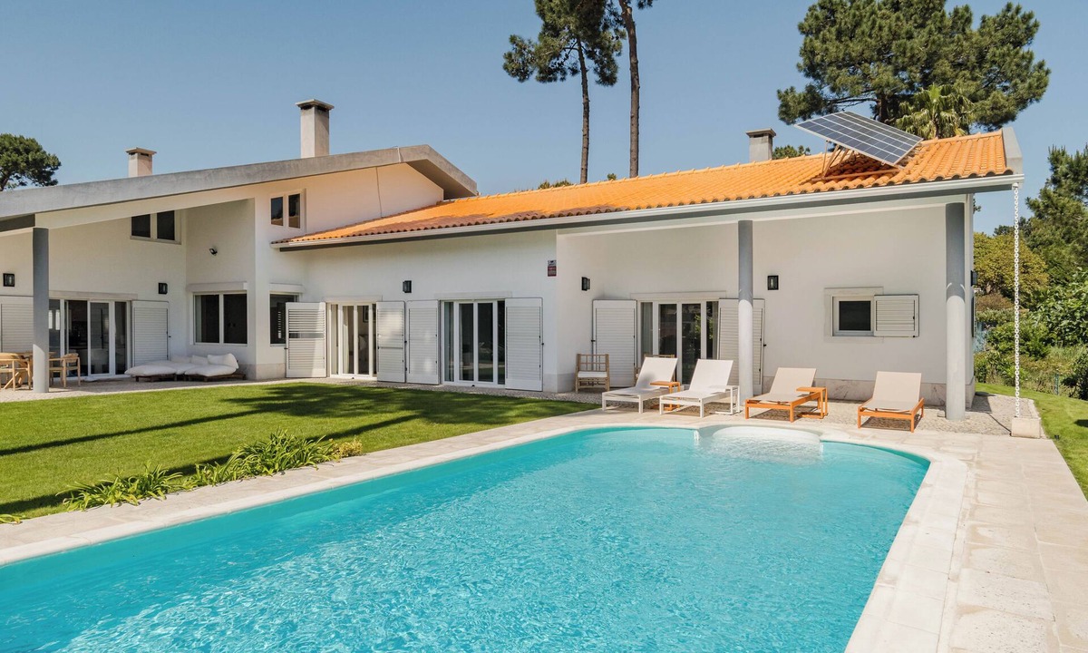 Charneca de Caparica e Sobreda Villa | Newly Renovated Beach Villa