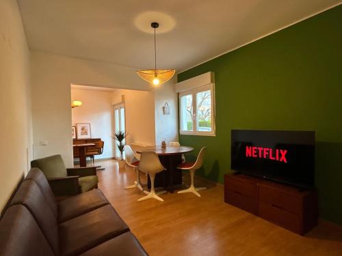 Oeiras House | Oeiras Beach House - 5BR - Sleeps 10 Near Lisbon & Cascais