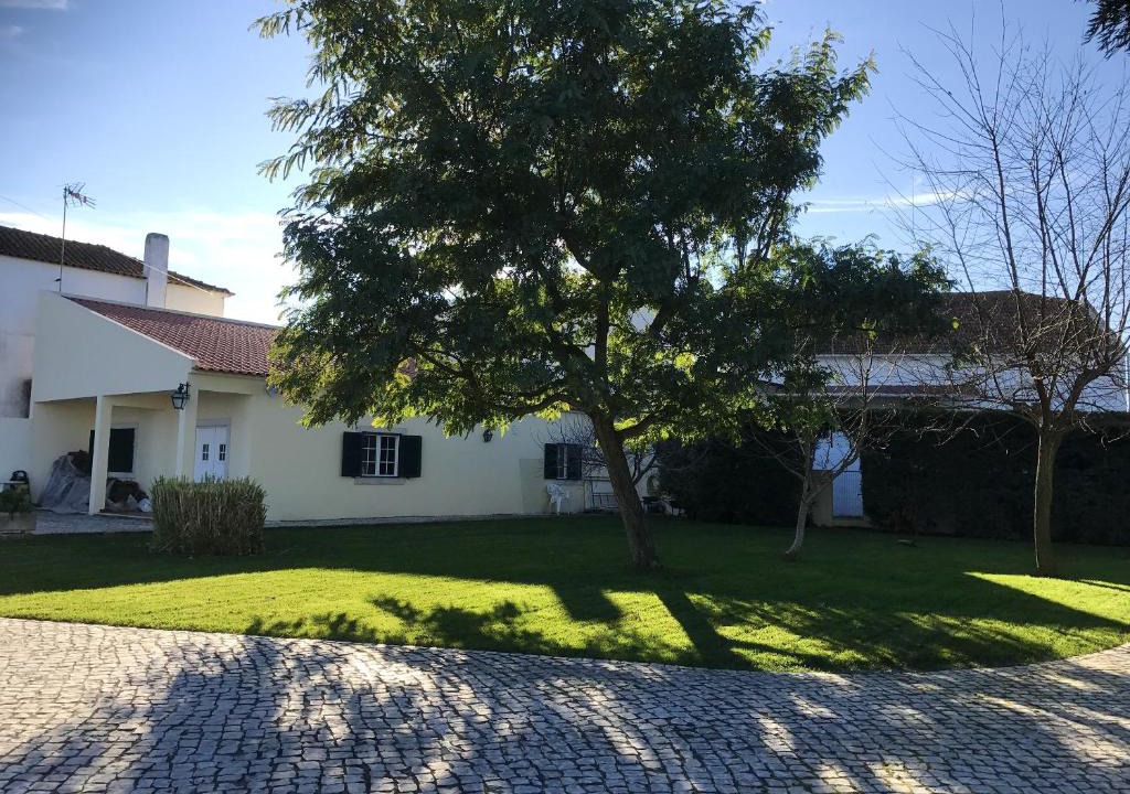 Alcanhoes House | One bedroom house with shared pool enclosed garden and wifi at Alcanhoes