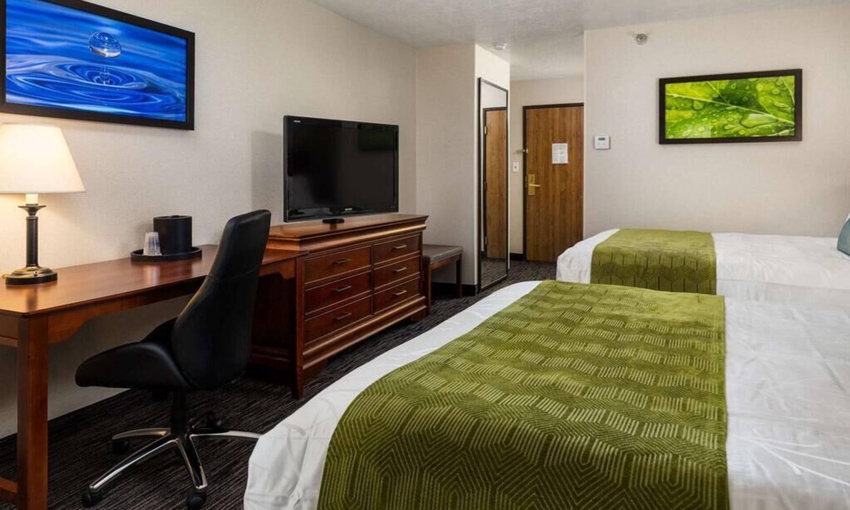 Kimball Junction Hotel | Pets are Allowed HERE! Free Breakfast, Free Shuttle, Indoor Pool!