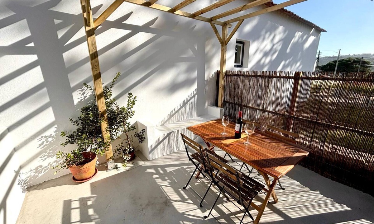 Praia das Macas Cottage | Pine & Apple Sintra Beach House – Calm Coastal Retreat Near the Sea