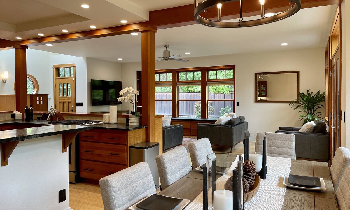 Amazon House | Premier Eugene Craftsman + Private Wellness Yard, Hot Tub, Sauna and Walk to UO