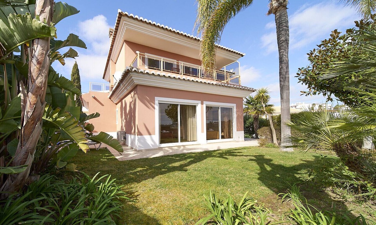 Albardeira Villa | Quinta Marina with sea views, private pool and garden