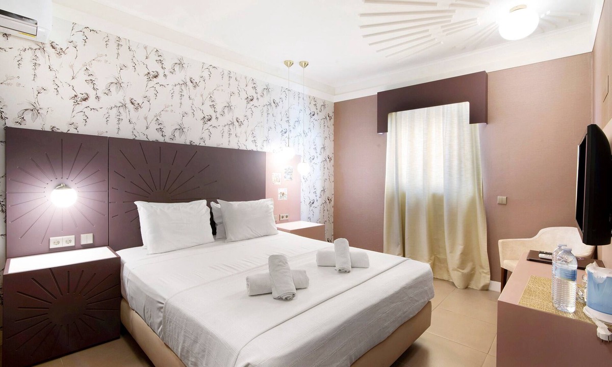 Faro City Centre Apartment | Room 'Quarto Casal Comfort Plus 104' with Shared Terrace, Wi-Fi and Air Conditioning