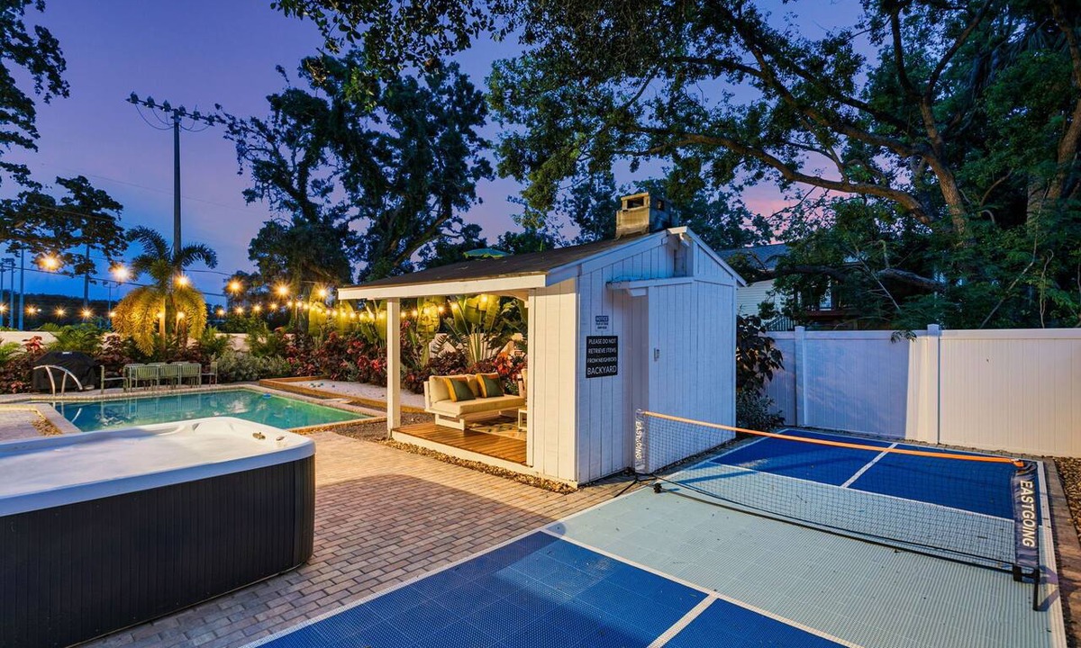 Largo House | Sleeps 20 - Heated Pool-Pickleball-Hot Tub-Gym-Sauna