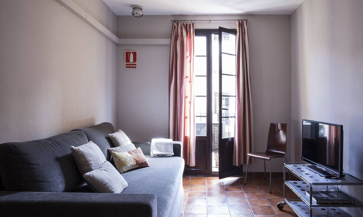 El Raval Apartment | Spacious apartment for 5 people minutes from Las Ramblas with parking