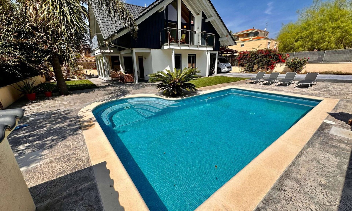 Vilanova I la Geltru House | sparrow villa in residential area by hlclub agency